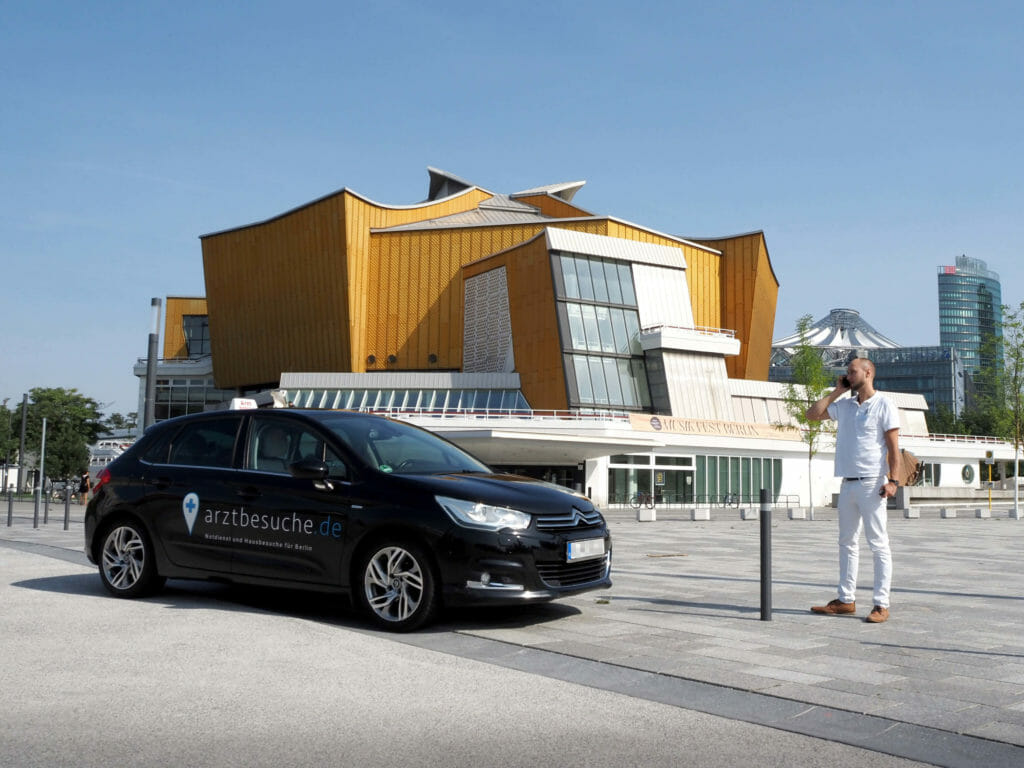 Arzt im Notdienst vor der Philharmonie Berlin